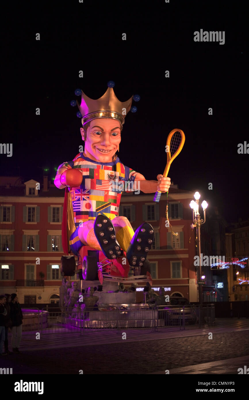 Carnaval de Nice 2012. cartoon effige re di sport durante la notte sfilata di carnevale. 124384 Carnevale di Nizza Foto Stock