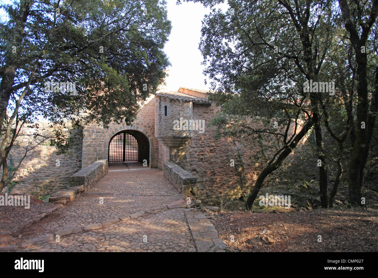 Ingresso di Le Thoronet Abbey (L'abbaye du Thoronet) nel Var, Francia . Xiii C Abbazia Cistercense Foto Stock