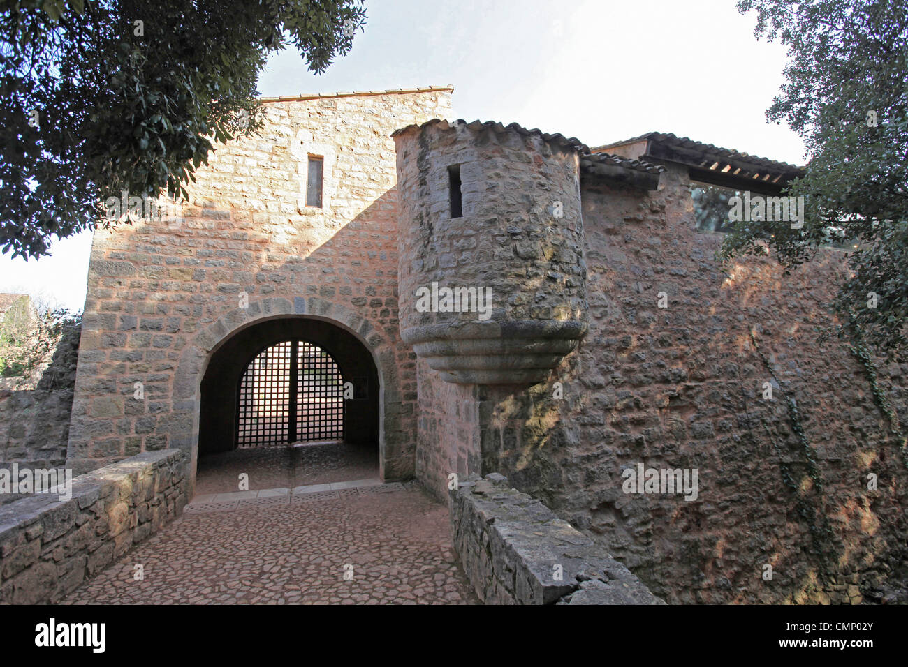 Ingresso di Le Thoronet Abbey (L'abbaye du Thoronet) nel Var, Francia . Xiii C Abbazia Cistercense Foto Stock