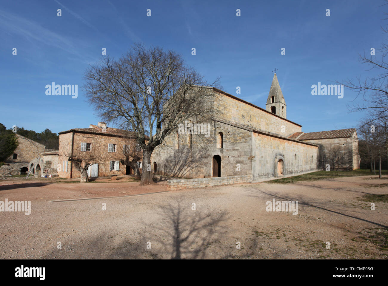 Vista generale della chiesa a Le Abbazia del Thoronet ( L'abbaye du Thoronet) nel Var, Francia . Xiii C Abbazia Cistercense Foto Stock