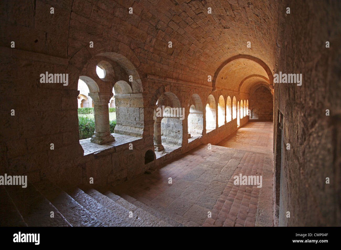 Galleria orientale del chiostro a Le Abbazia del Thoronet ( L'abbaye du Thoronet) nel Var, Francia . Xiii C Abbazia Cistercense Foto Stock