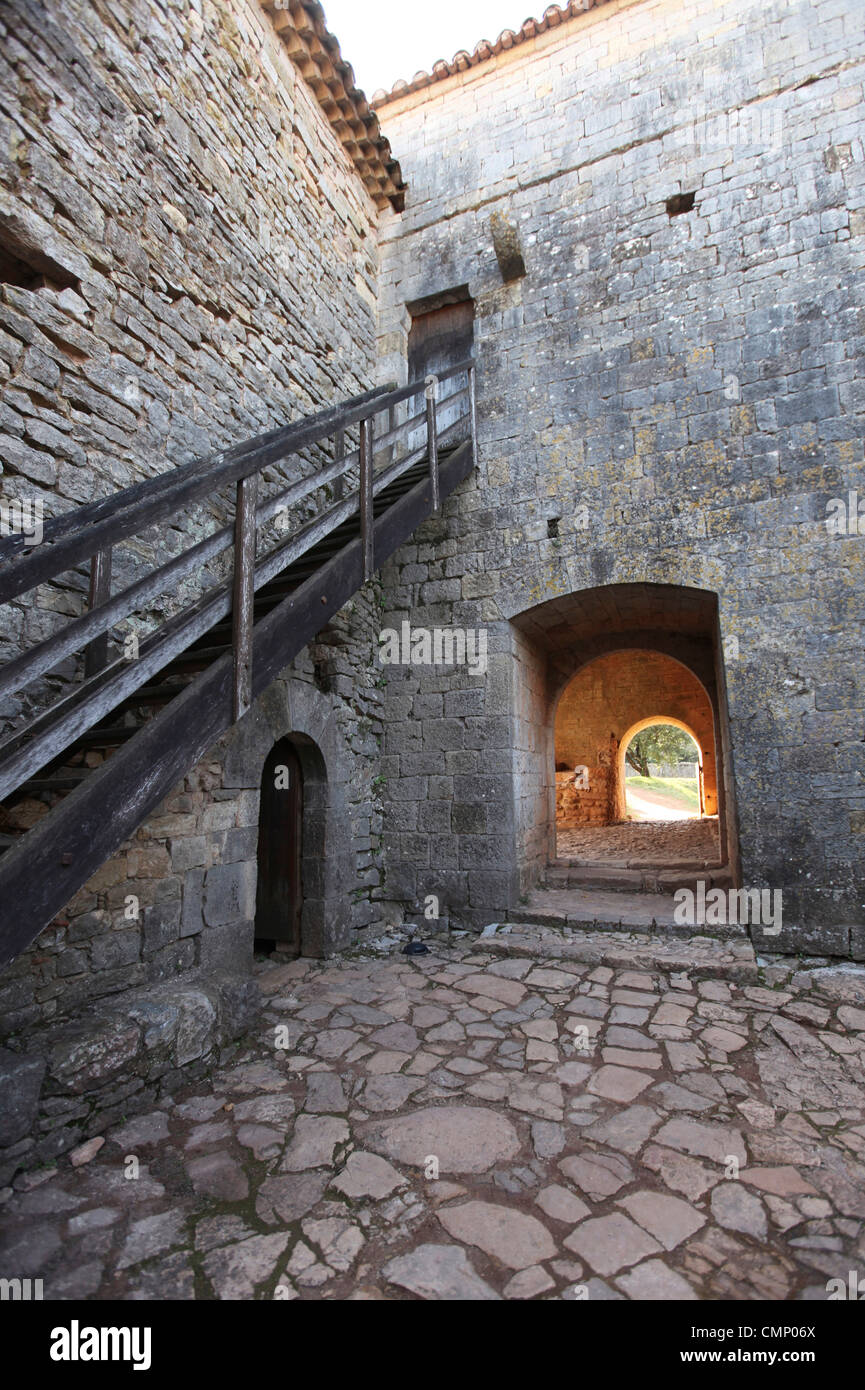 Il cortile Le Thoronet Abbey ( L'abbaye du Thoronet) nel Var, Francia . Xiii C Abbazia Cistercense Foto Stock