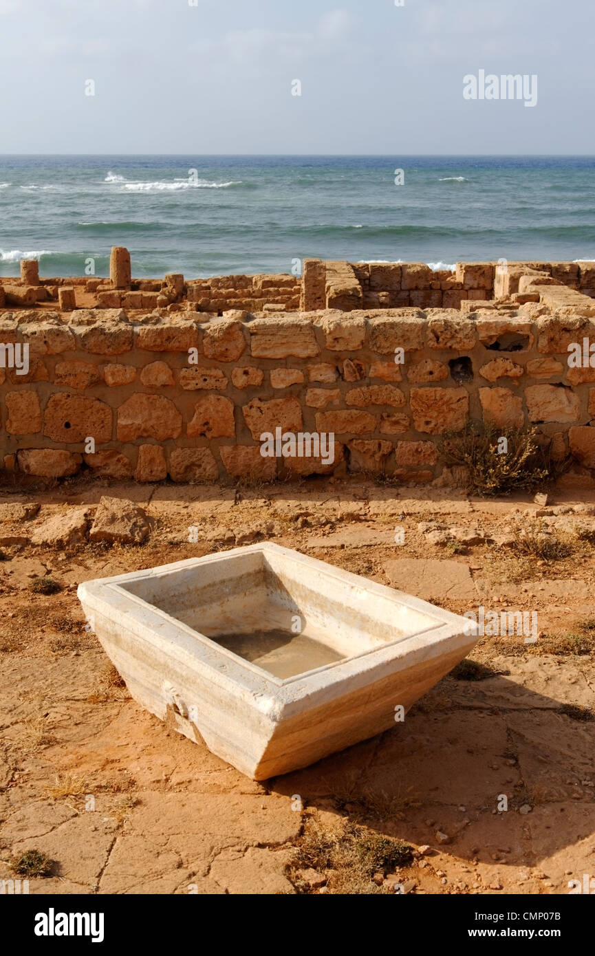Apollonia. La Libia. Vista in chiesa centrale o Basilica di white lavabi di marmo utilizzato per battezzare i bambini piccoli. Trova Foto Stock