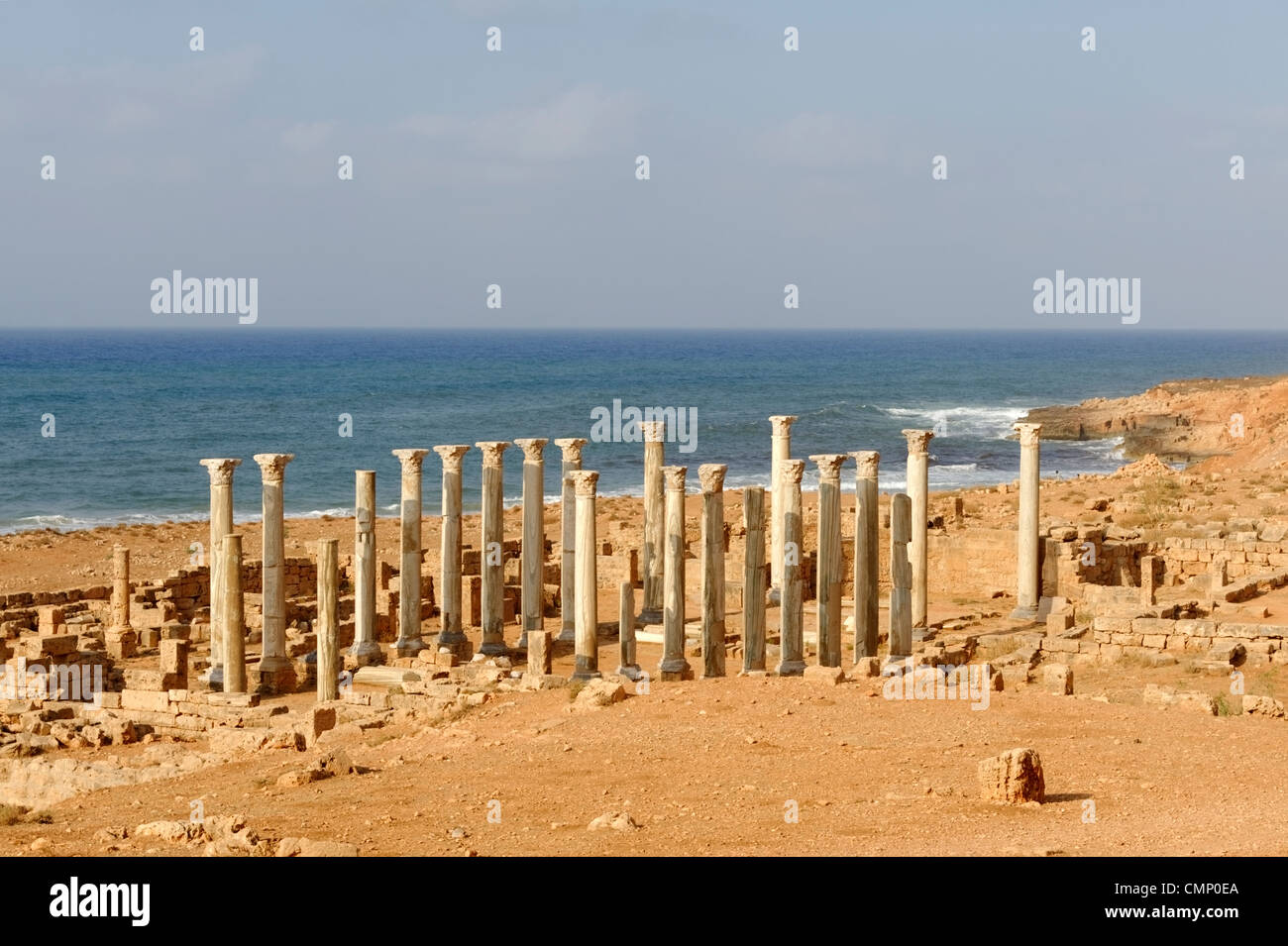 Apollonia. La Libia. Vista della imponente chiesa orientale con le sue grandi colonne monolitiche di marmo cipollino dal greco Foto Stock