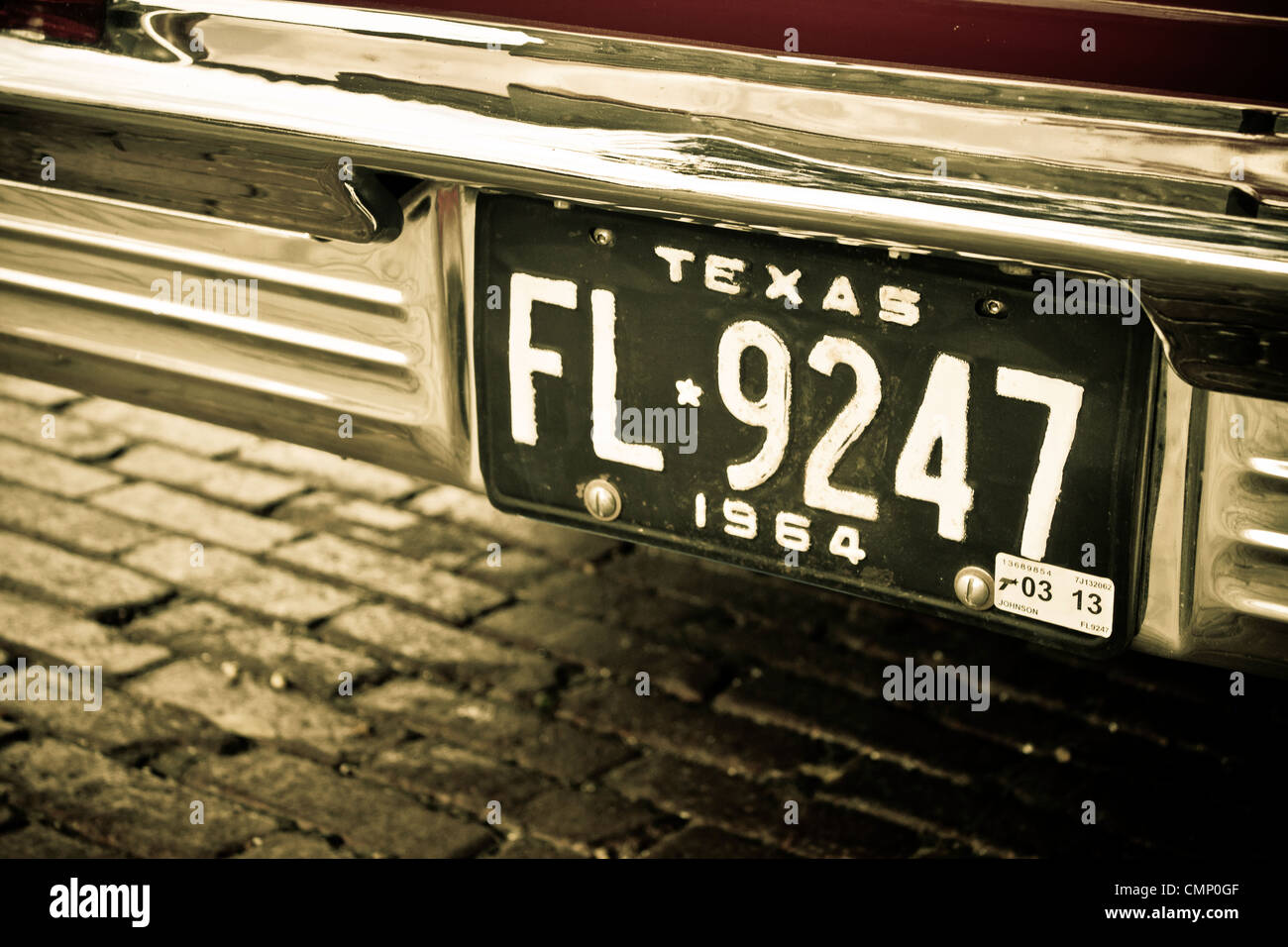 1964 Texas la targa montata sul retro cromato di una vecchia auto. Foto Stock