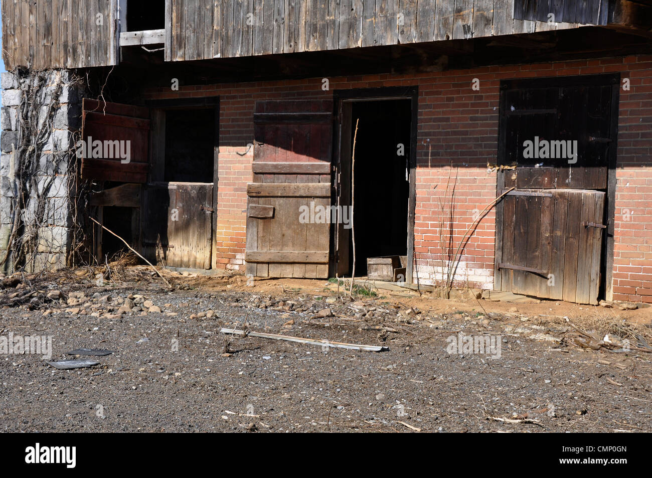 Esterno di un vecchio fienile usurati Foto Stock