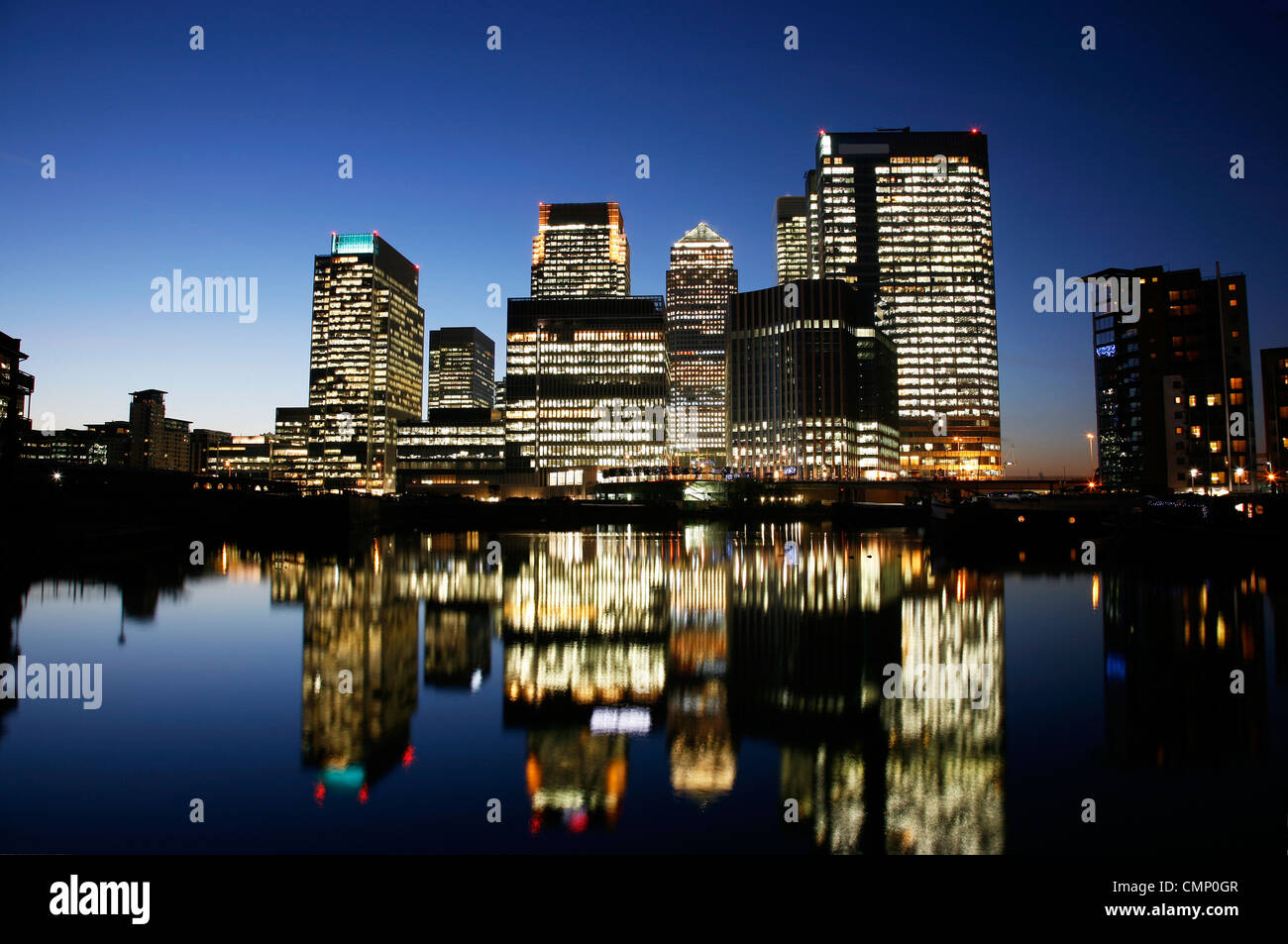 Office grattacieli di Canary Wharf di notte. Canary Wharf è il principale quartiere finanziario a Londra Foto Stock