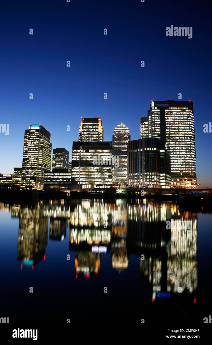 Office grattacieli di Canary Wharf di notte. Canary Wharf è il principale quartiere finanziario a Londra Foto Stock
