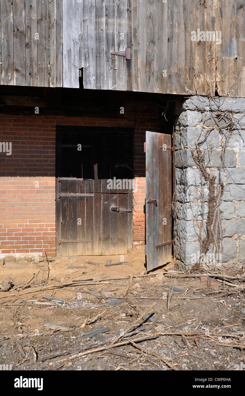 Esterno e vista ingrandita della porta per un vecchio fienile Foto Stock