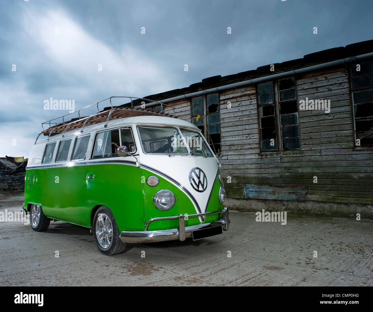 Verde volkswagen vw split screen camper Autobus abbassato modificati calce pimped hippie hippy degli anni sessanta anni cinquanta retrò raffreddato ad aria Foto Stock