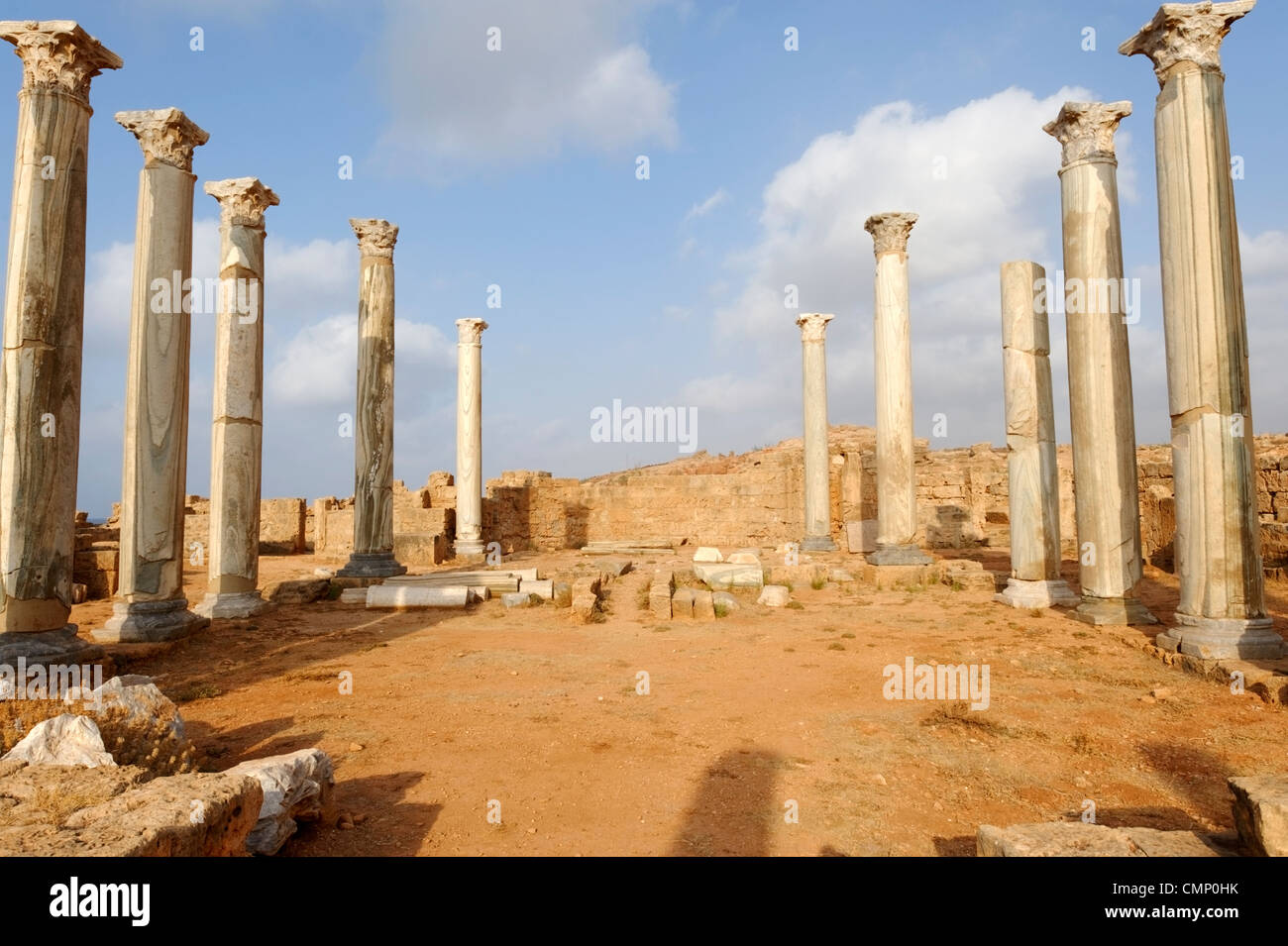 Apollonia. La Libia. Vista della imponente chiesa orientale con le sue grandi colonne monolitiche di marmo cipollino dal greco Foto Stock