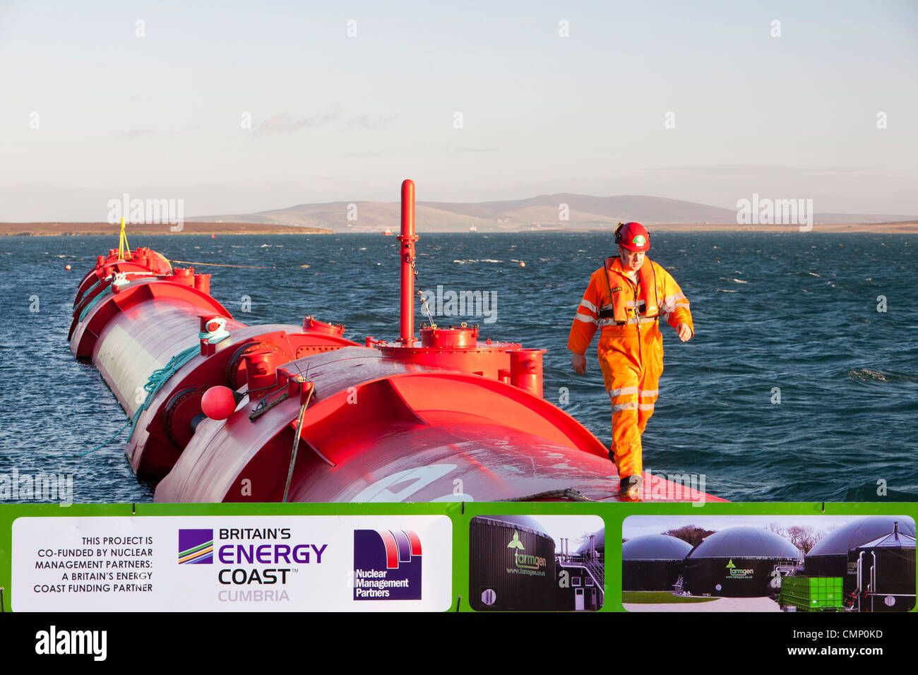 Un Pelamis P2 onda generatore di energia sulla banchina a Lyness su Hoy, Orkney Isles, Scotland, Regno Unito. Foto Stock