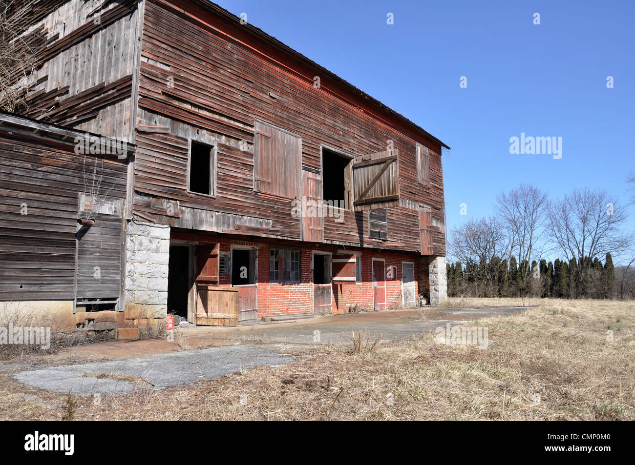 Esterno di un vecchio fienile in legno nella parte orientale della Pennsylvania Foto Stock