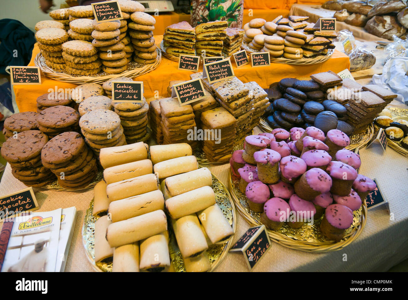 Bio torte e pasticcini su un panificio in stallo Foto Stock