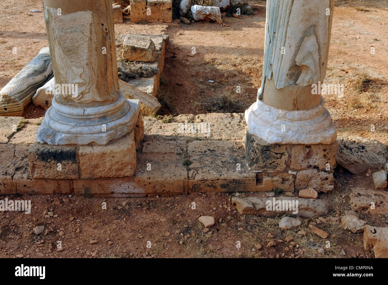 Apollonia. La Libia. Close-up di grandi colonne monolitiche di marmo cipollino e le fondazioni ellenistica di orientali Foto Stock