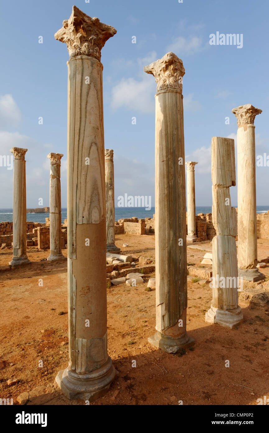 Apollonia. La Libia. Vista dei grandi colonne monolitiche di marmo cipollino della Chiesa orientale. Risalente al V secolo Foto Stock