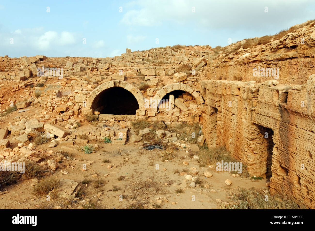 Apollonia. La Libia. Vista dei due con soffitto a volta arcuata di cisterne con i resti della casa bizantina al di sopra di essi. Sulla destra sono numero Foto Stock