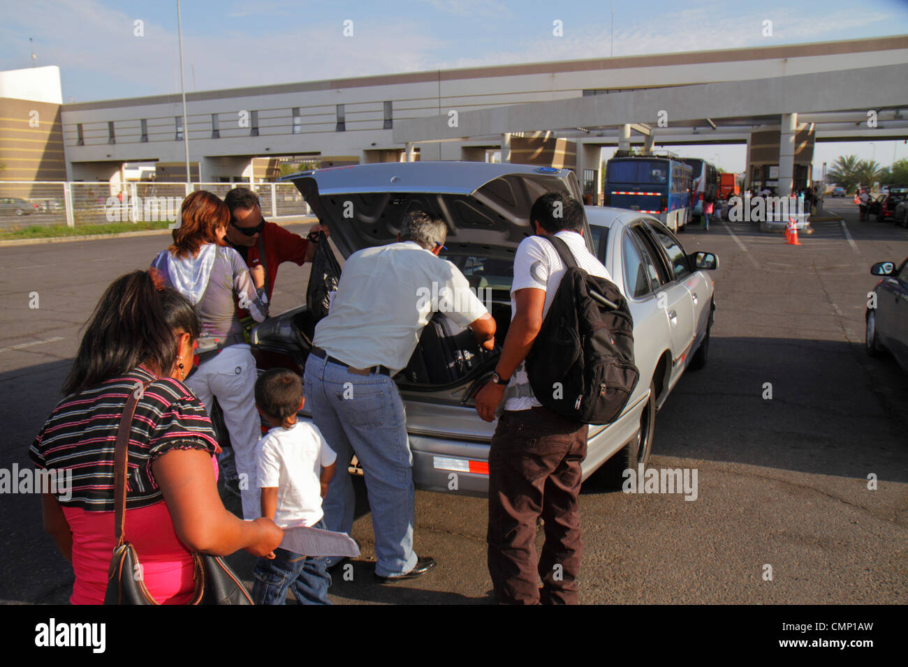Arica Chile,Pan American Highway,controllo di frontiera nazionale,paese,attraversamento,controllo di sicurezza,autista collettivo auto,ispezione del veicolo,passeggeri arr Foto Stock