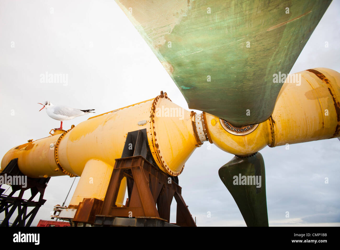 Un energia di marea sulla turbina dockside a Kirkwall, isole Orcadi Scozia, Regno Unito, Foto Stock