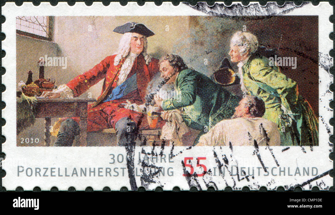 Un timbro stampato in Germania, è dedicato al trecentesimo anniversario della produzione di porcellana in Germania, circa 2010 Foto Stock