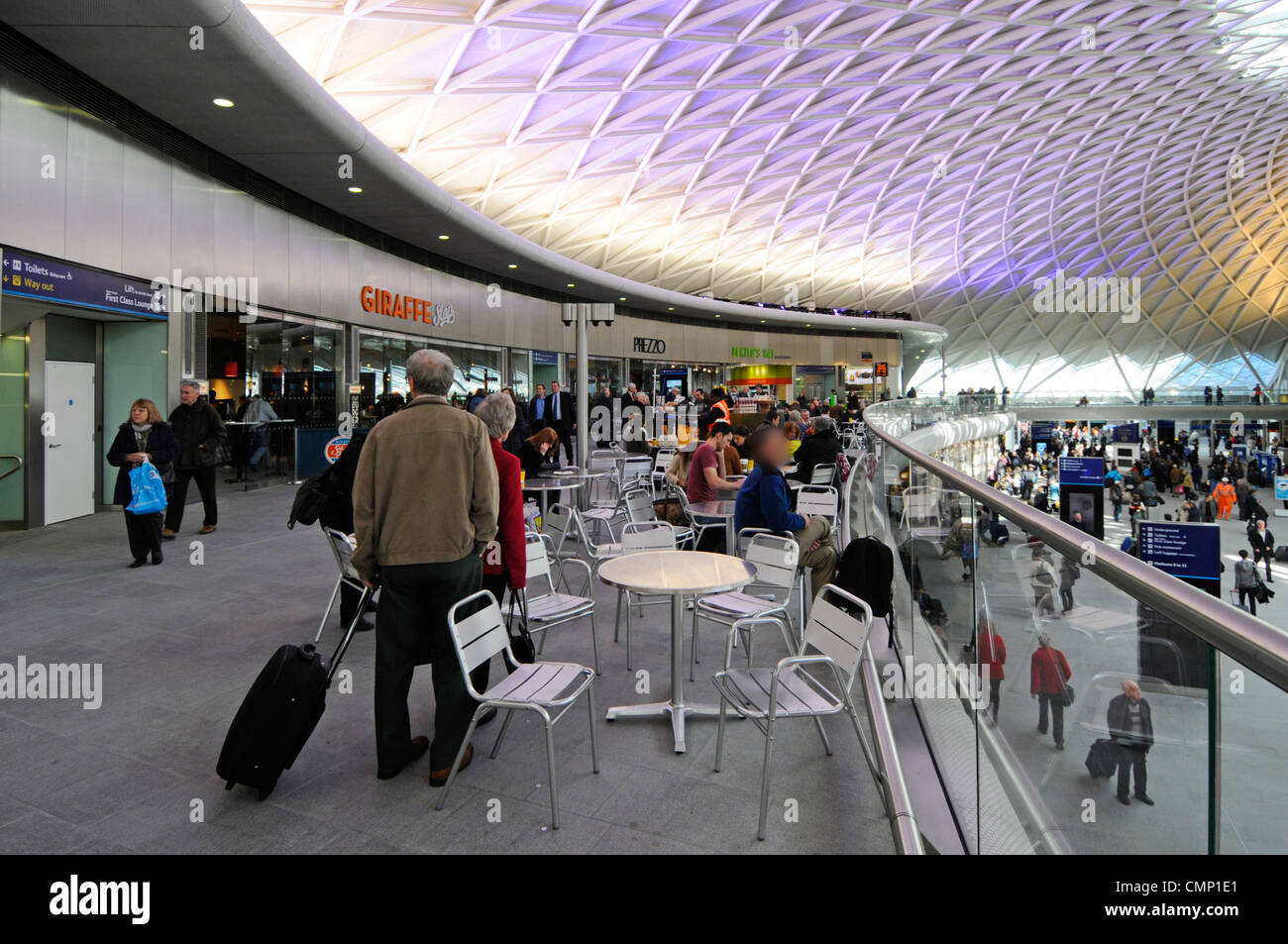 Kings Cross Stazione ferroviaria cafe e ristorante sul piano mezzanino sopra principale atrio partenze Foto Stock