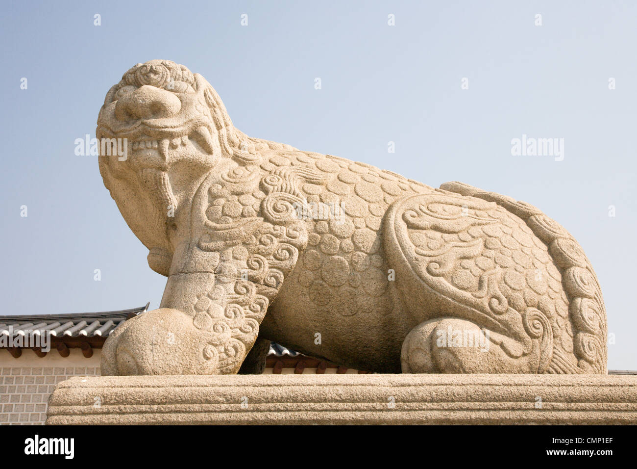 Questa statua di Lion è il custode del palazzo e questo mitico animale è considerato per proteggere la città e palazzo contro gli incendi in Oriente Foto Stock