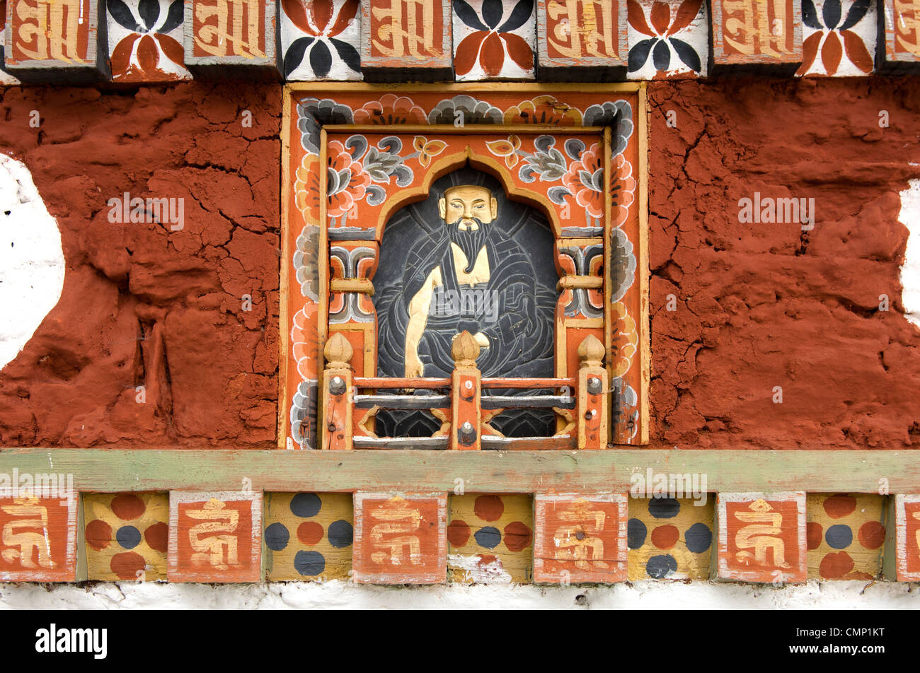 Dettagli di un chorten presso il memoriale del 108 Druk Wangyal Khangzang Chortens sul Dochula pass, Bhutan Foto Stock
