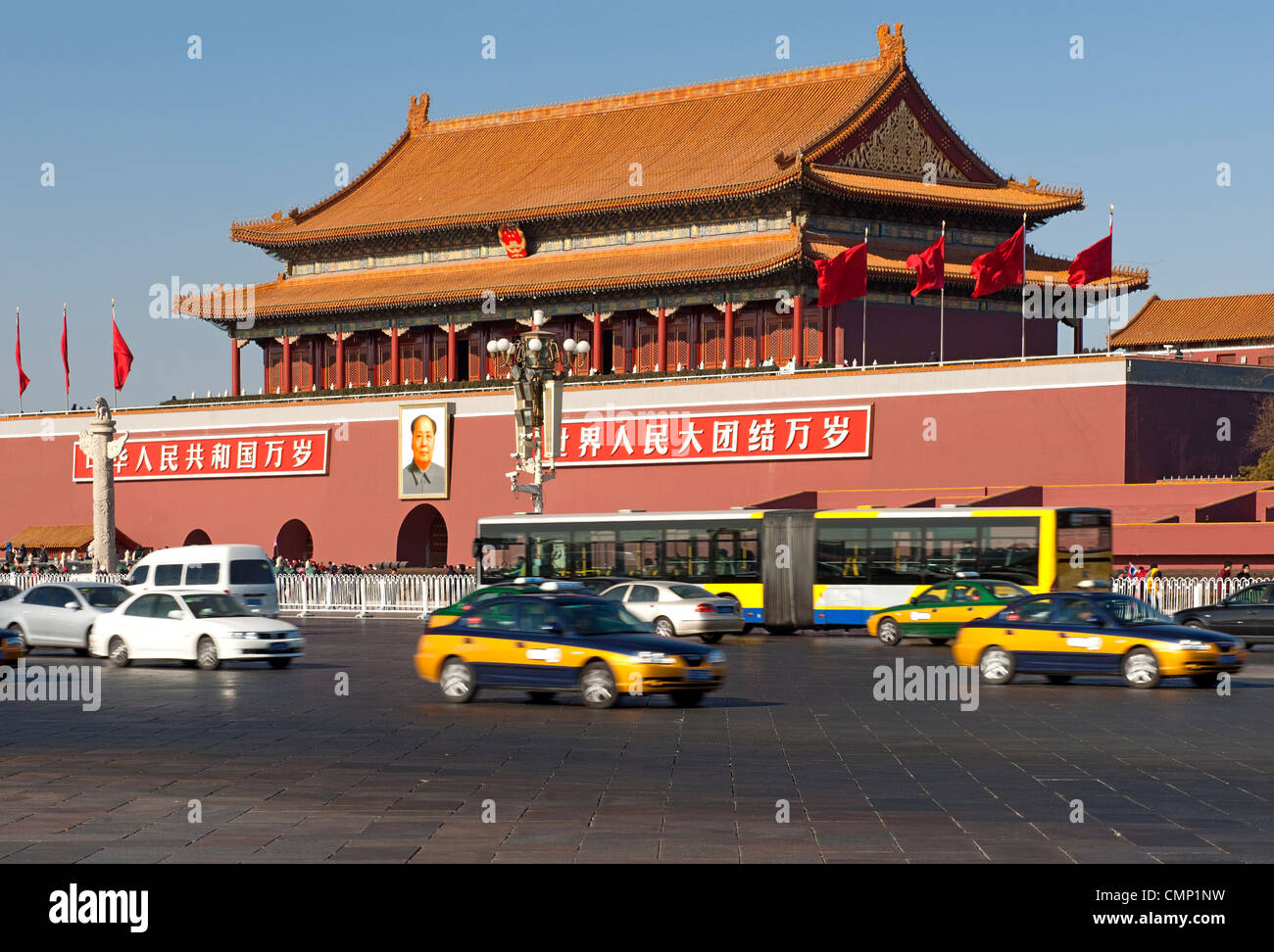 Alta densità di traffico passando da theTiananmen cancello o porta della pace celeste, Piazza Tiananmen, Pechino, Cina Foto Stock