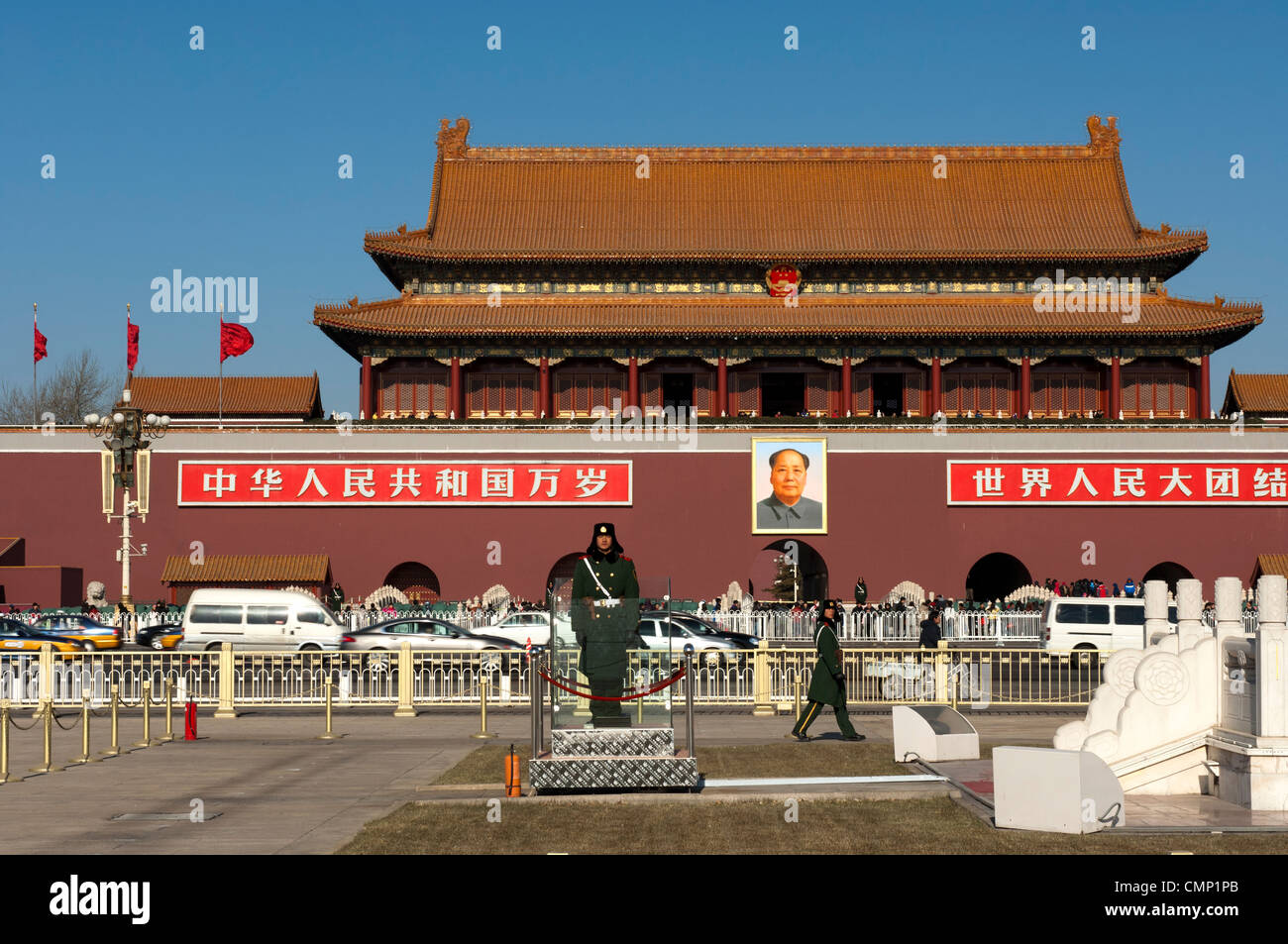 Guardia d'onore sulla piazza Tiananmen davanti al Tananmen cancello o porta della pace celeste, Pechino, Cina Foto Stock