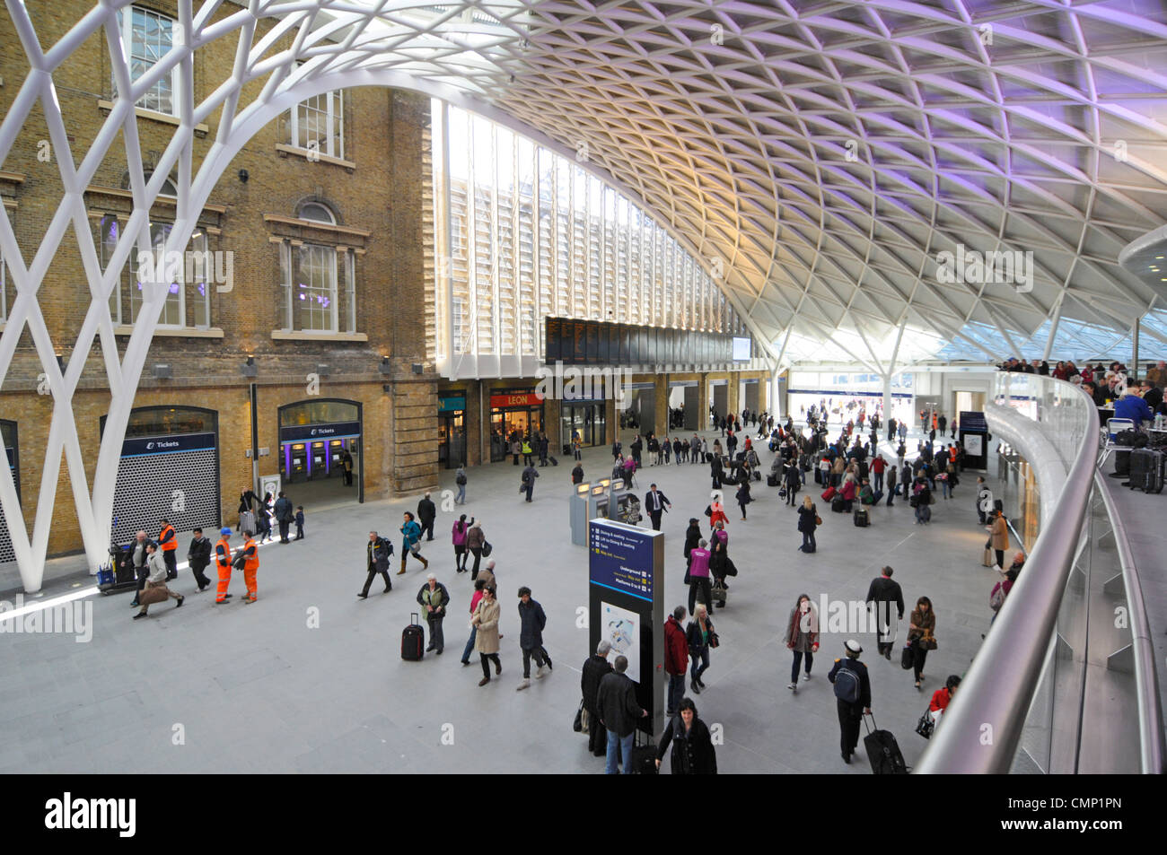 Stazione ferroviaria passeggeri di Kings Cross i passeggeri dell'atrio di partenza si trovano colonne in acciaio che si aprono su una struttura del tetto Camden Londra Regno Unito Foto Stock