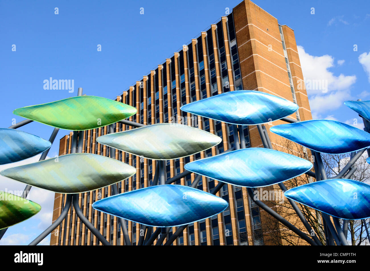 Colorate decorazioni di strada adiacente a Stratford e alle stazioni dei treni e degli autobus di fisso installato di recente le colonne in acciaio Foto Stock