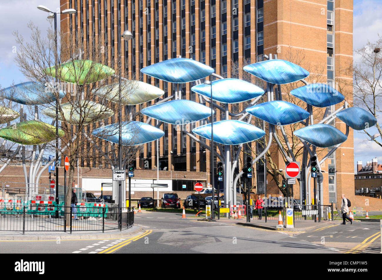 Colorate decorazioni di strada adiacente a Stratford e alle stazioni dei treni e degli autobus di fisso installato di recente le colonne in acciaio Foto Stock