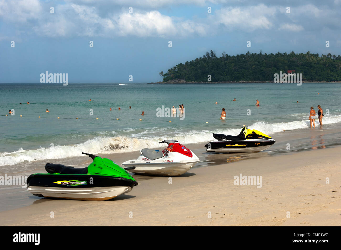 Moto d'acqua, jet sky sulla spiaggia di Kata, isola di Phuket, Tailandia Foto Stock