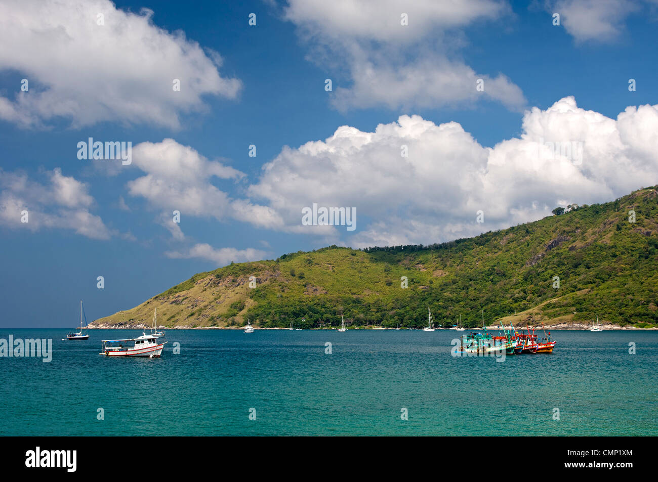 Tranquilla baia con barche sulla costa meridionale dell'isola di Phuket, Tailandia Foto Stock