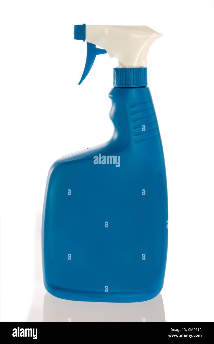 Blu bottiglia spray per lavanderia Stain Remover o per la pulizia domestica, soluzione isolata su uno sfondo bianco Foto Stock