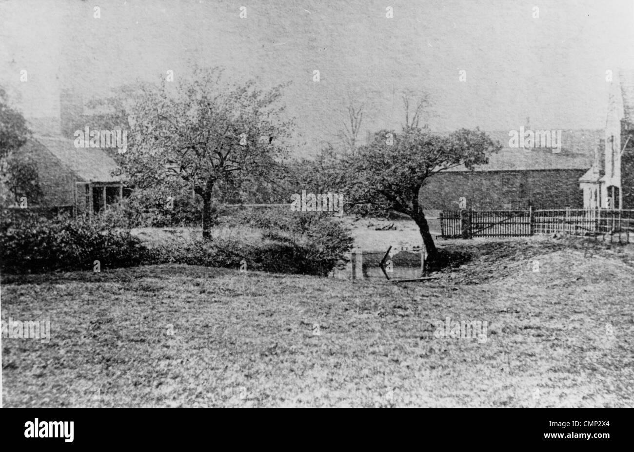 Fattoria Newbolds, Fallings Park, 1909. Il outhouses e giardino. Sembra inoltre che ci sia un piccolo stagno dall'albero al centro. Foto Stock