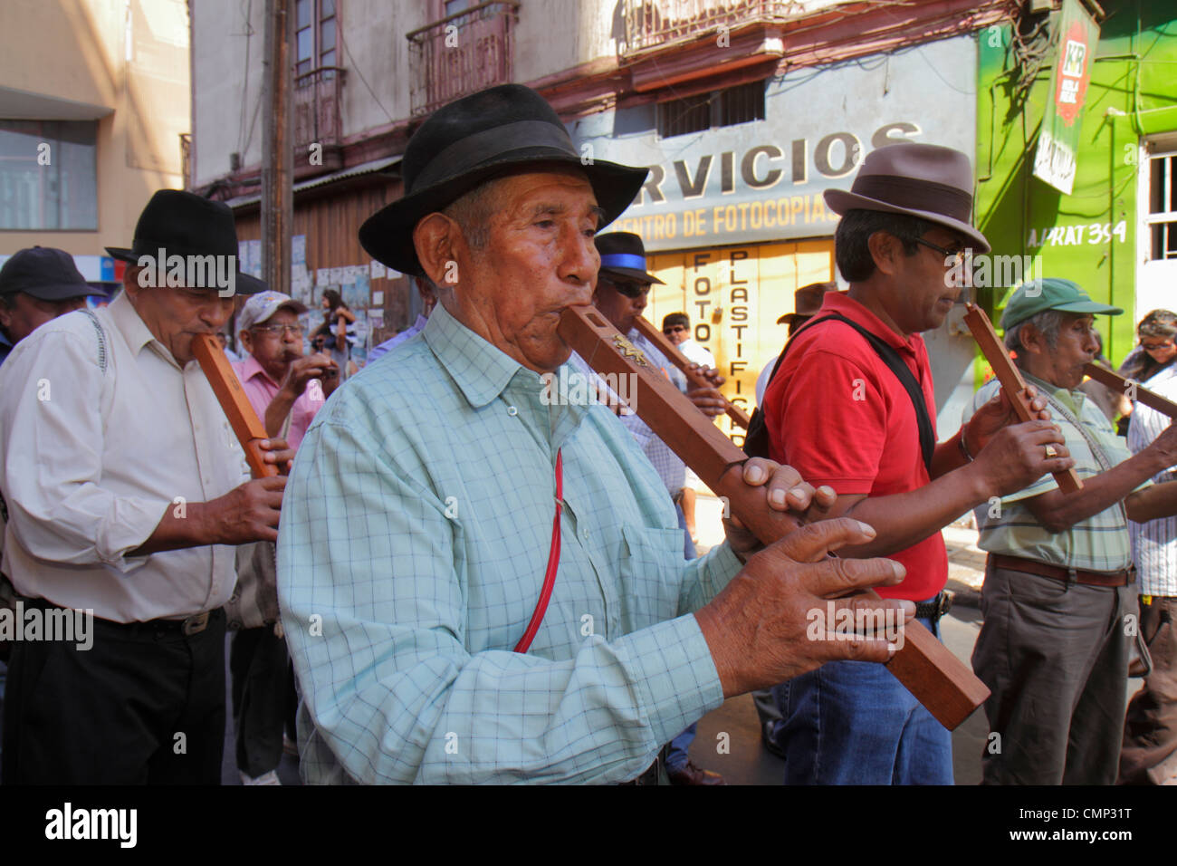 Arica Chile,Avenida Arturo Prat,Carnevale Andino,Carnevale andino,sfilata,indigena,Aymara Heritage,folklore tradizionale troupe di musica,band,musicista,musi Foto Stock