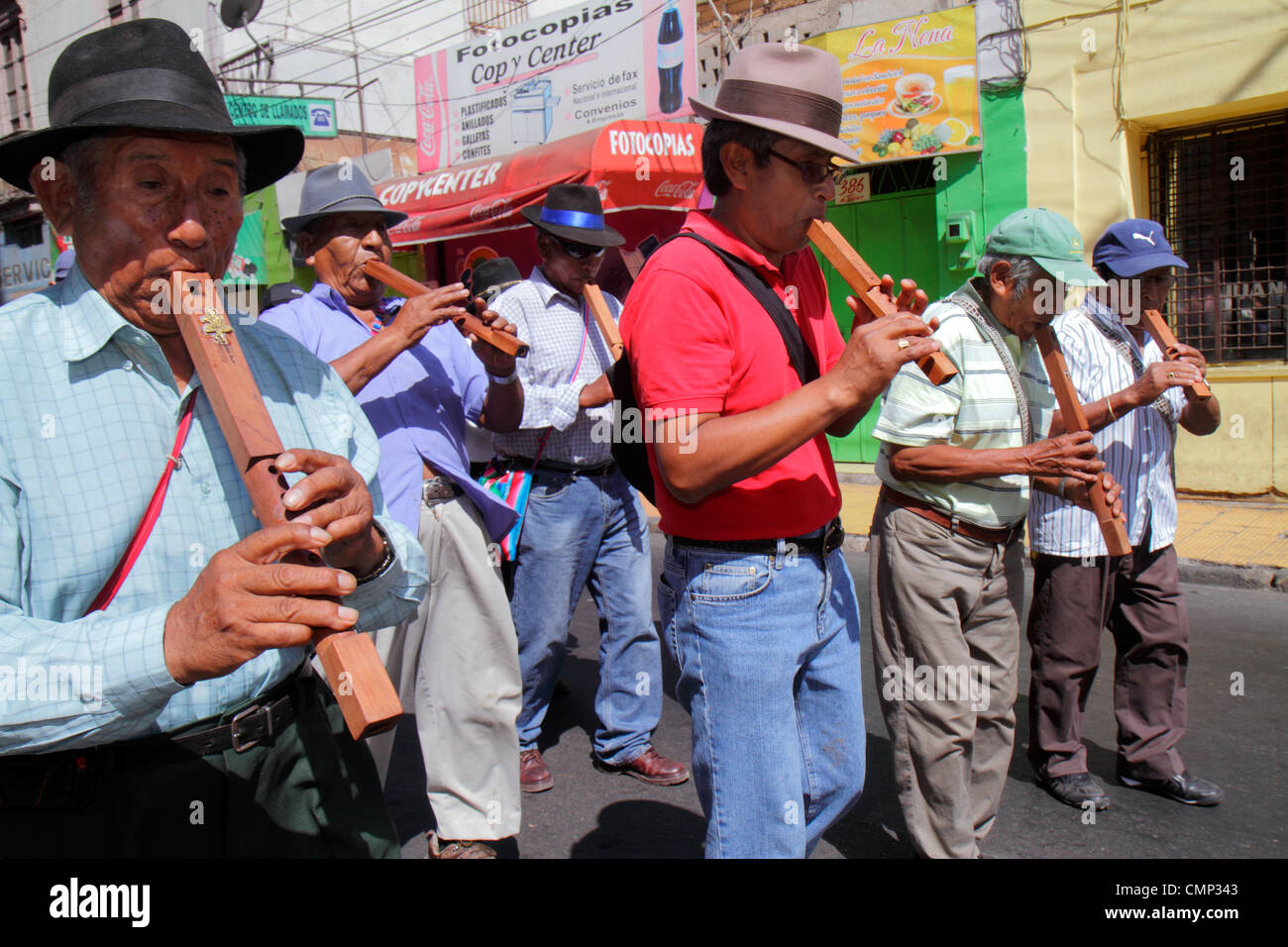 Arica Chile,Avenida Arturo Prat,Carnevale Andino,Carnevale andino,sfilata,indigena,Aymara Heritage,folklore tradizionale troupe di musica,band,musicista,musi Foto Stock