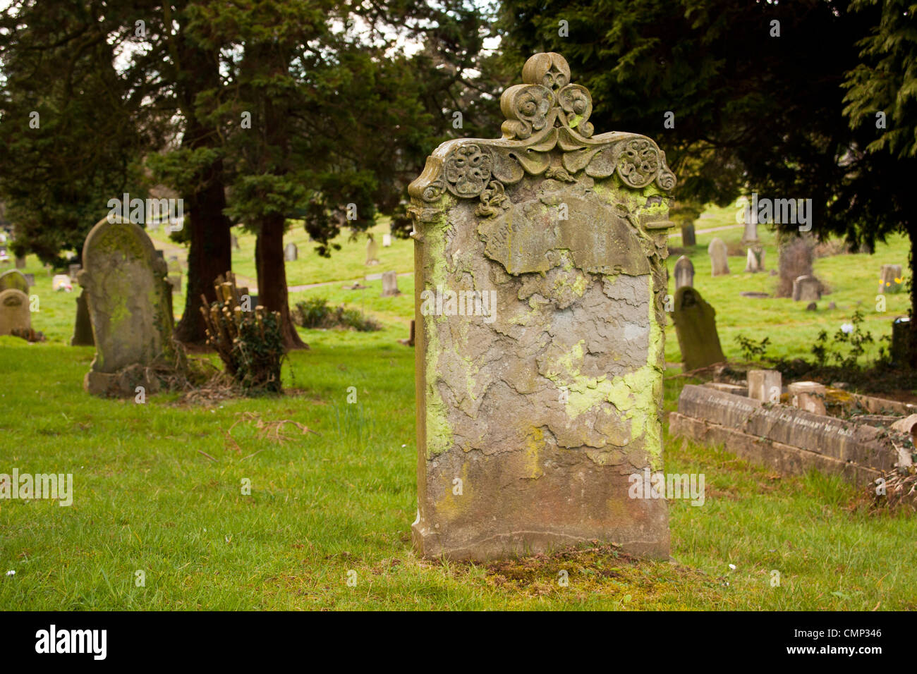 Molto vecchio headstone/pietra tombale mal meteo, non è in grado di leggere l'iscrizione. Foto Stock