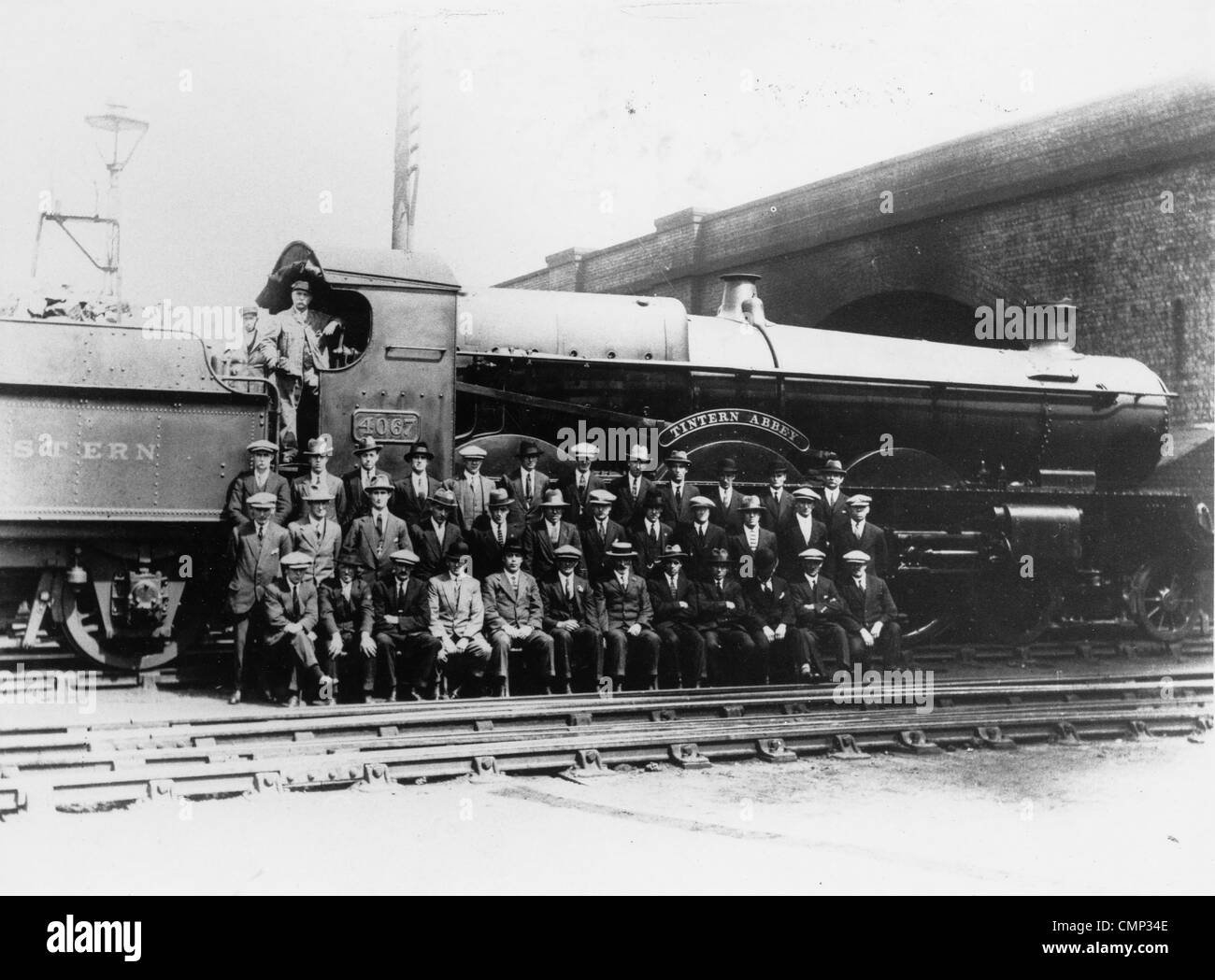 Stafford Road locomotore Opere, Wolverhampton, circa 1920s. I driver del motore con locomotore n. 4067 "Tintern Abbey' alla Foto Stock