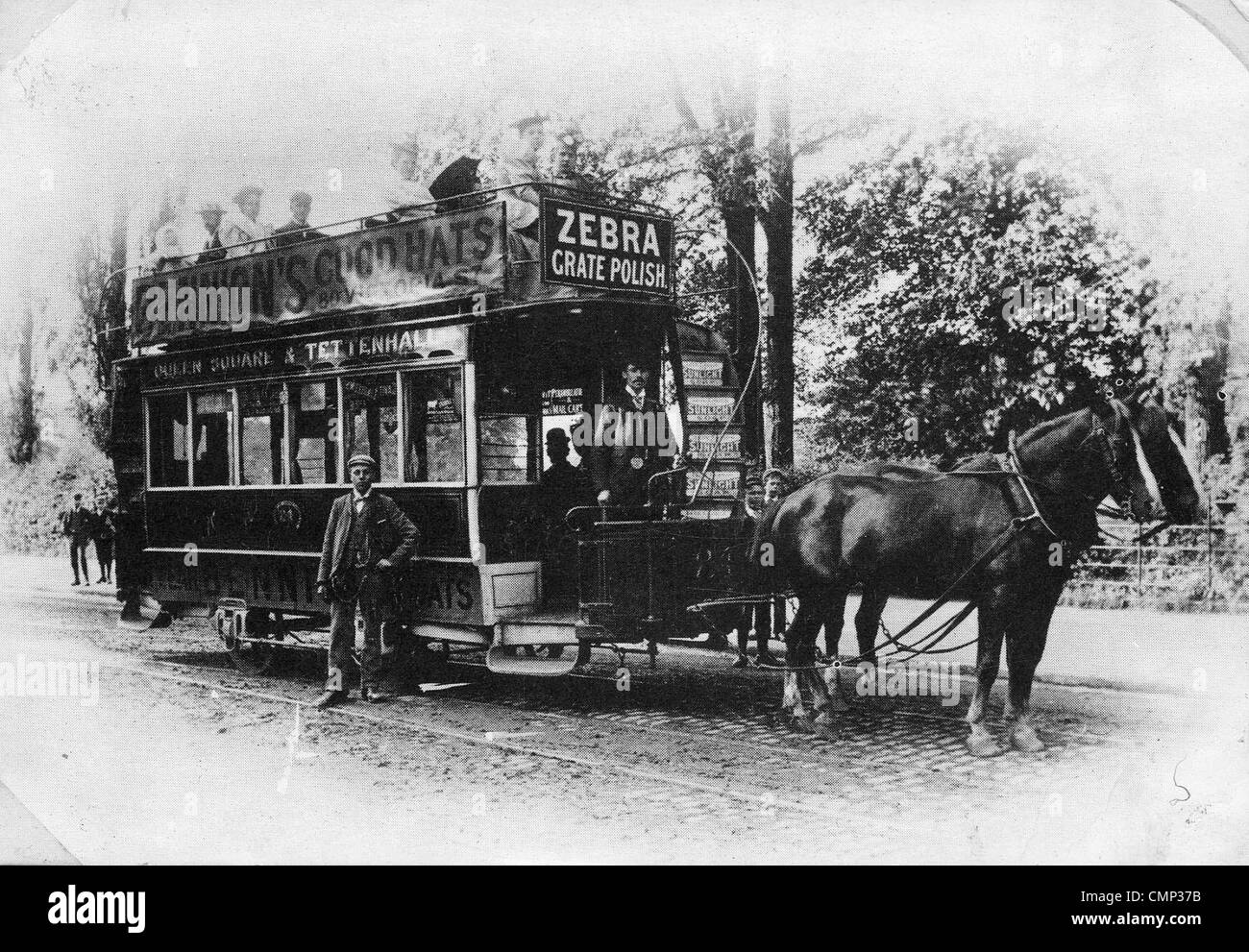 Horse-Drawn Tram, Queen Square, Wolverhampton, 1975. Una fotografia riprodotta su una cartolina da Wolverhampton Art Gallery (durante Foto Stock