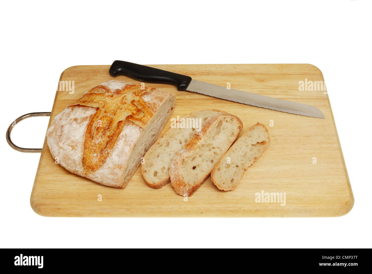 Pane rustico e un coltello per pane su una tavola di legno isolata contro bianco Foto Stock