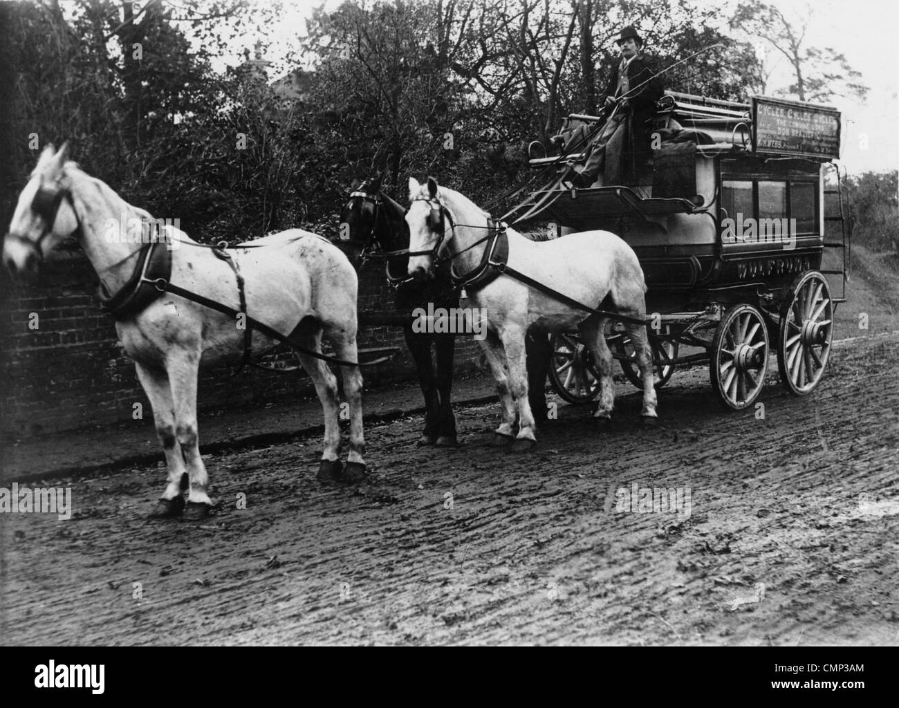 Cavallo Wulfruna Bus, Wolverhampton, tardo XIX cent. Il cavallo Wulfruna bus sulla Penn Road vicino Avenue. Foto Stock