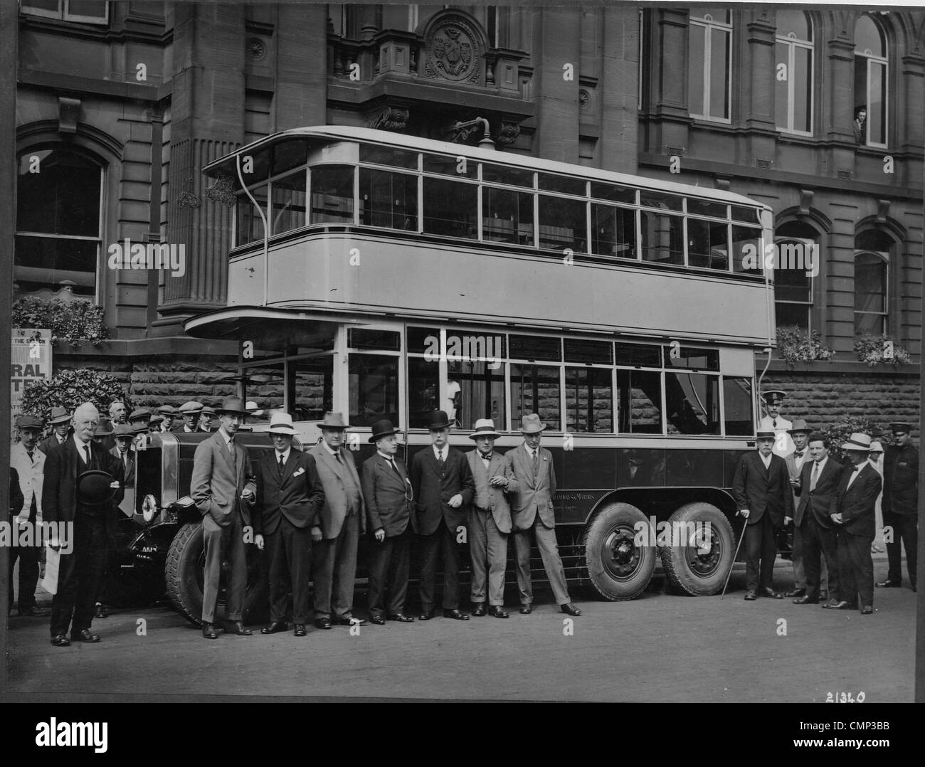 Bus motore, North Street, Wolverhampton , 9691. Uno dei primi Wolverhampton Corporation di proprietà di double-decker sei-motore a ruote Foto Stock