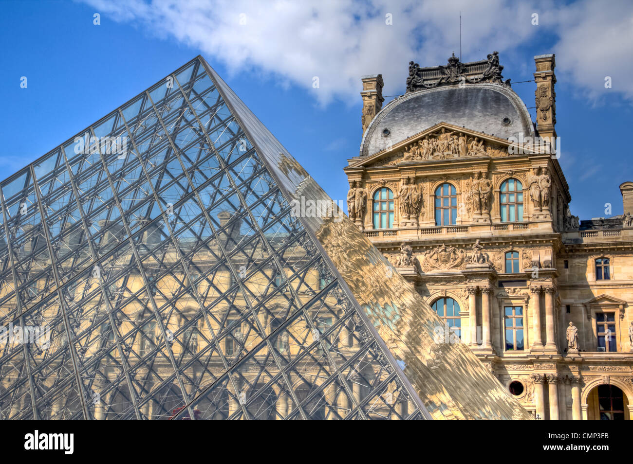 Palazzo del Louvre e la piramide di vetro in una giornata di sole, Parigi, Francia Foto Stock