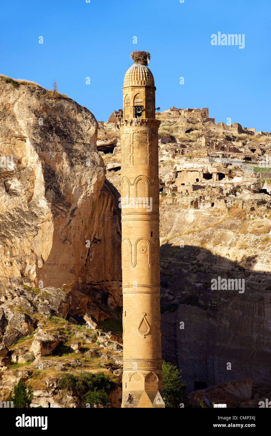 Antica città di Hasankeyf e il minarete del El Rizk moschea (1409) sul fiume Tigri sud-est della Turchia. Foto Stock