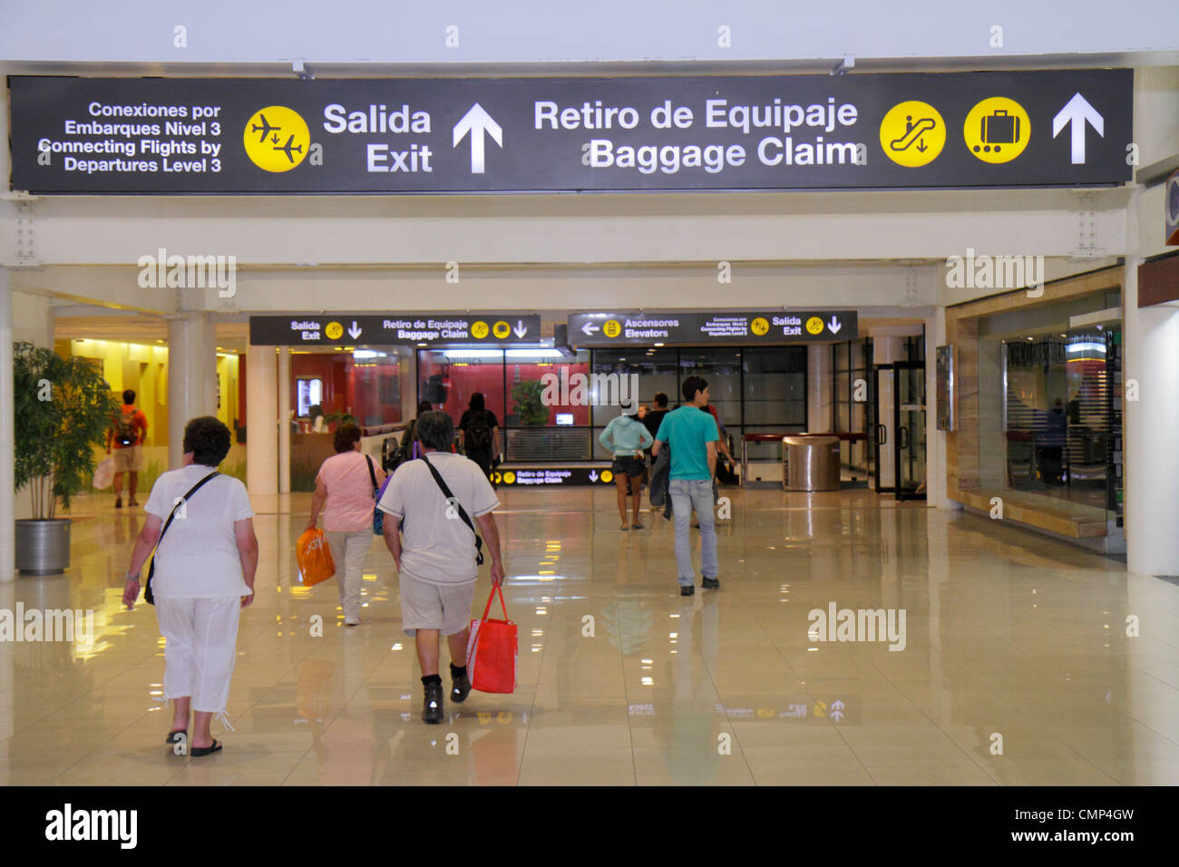 Santiago Cile,Comodoro Arturo Merino Benítez International Airport,aviazione,terminal,cartello,direzione,freccia,ritiro bagagli,uscita,spagnolo,inglese,bilingua Foto Stock