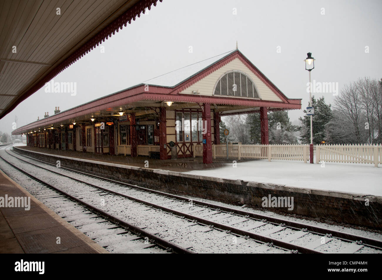 Stazione ferroviaria a Aviemore Scozia, in un mattino nevoso in inverno Foto Stock