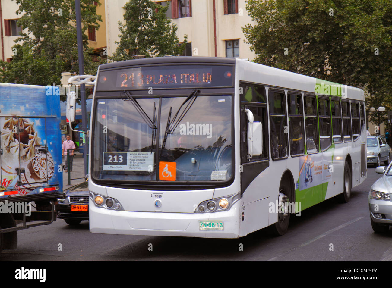 Santiago Cile,Providencia,Plaza Italia,scena stradale,Transantiago,autobus,pullman,trasporto pubblico,traffico,autostrada Route 213,B7R basso ingresso Volvo bus,co Foto Stock