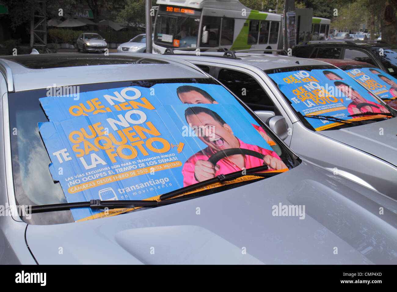 Santiago Cile,Providencia,Avenida Vicuna Mackenna,Campagna informativa del Ministero dei Trasporti,telecamere per l'applicazione del traffico,multe,celebrità ispanica,Wil Foto Stock